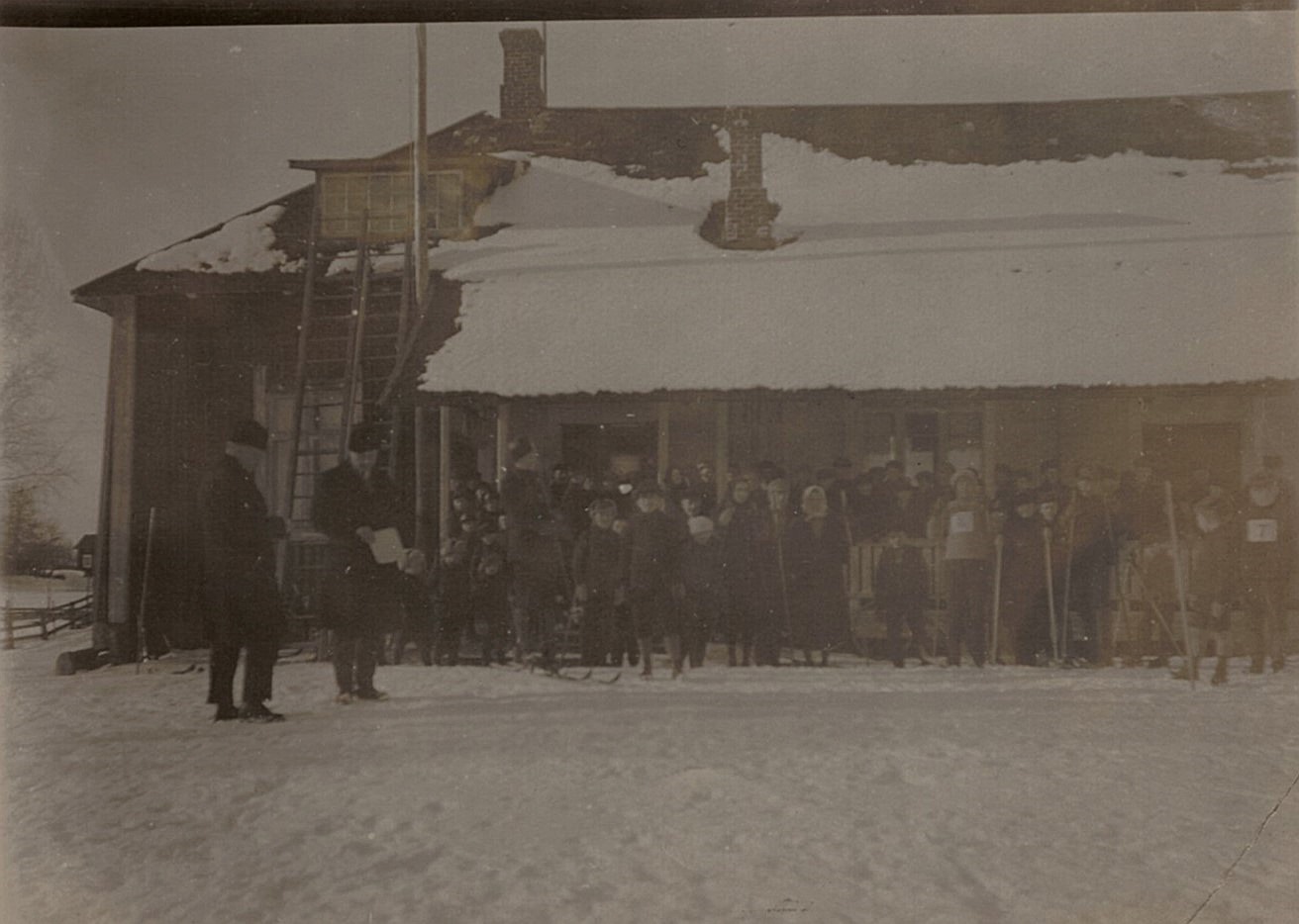 Beslut om att bygga det första ungdomshemmet i Lappfjärd fattades 16.10.1904, grunden började grävas 14.11 och den 19.11.1905 invigdes huset. På fotot skidtävlingar utanför ungdomslokalen.