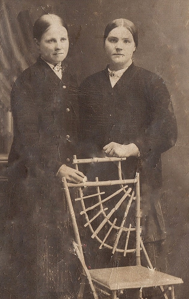 Här Ida Agnäs till vänster, som senare gifte sig med Emil Backlund. Till höger Hulda Rosenback.