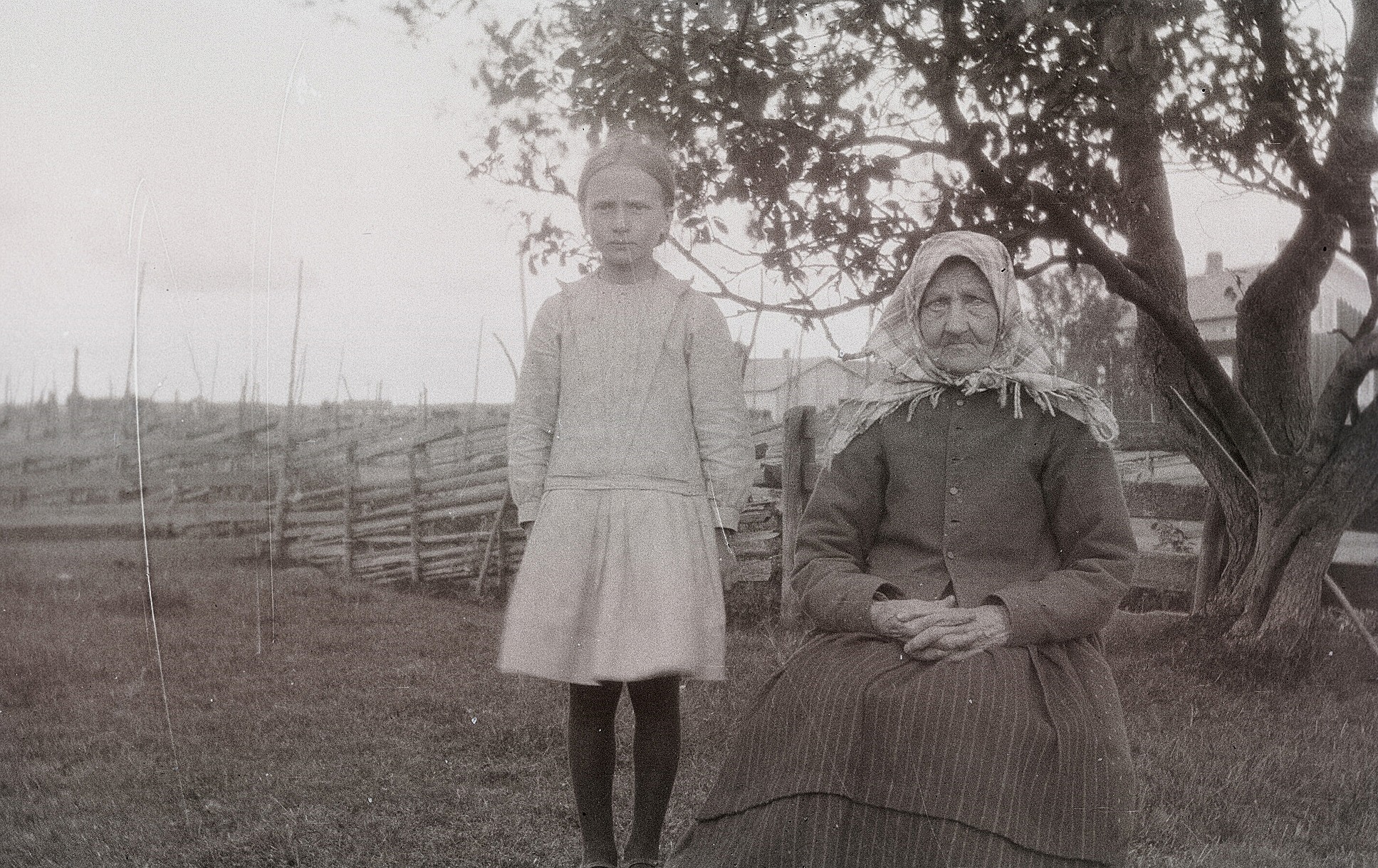 Anni Norrholm, född 1922, senare gift med Birger Hedkrok, tillsammans med sin mormor Maja Greta Agnäs (född Björses 1850-1936) som i folkmun kallades "Ner Ebb Maj".