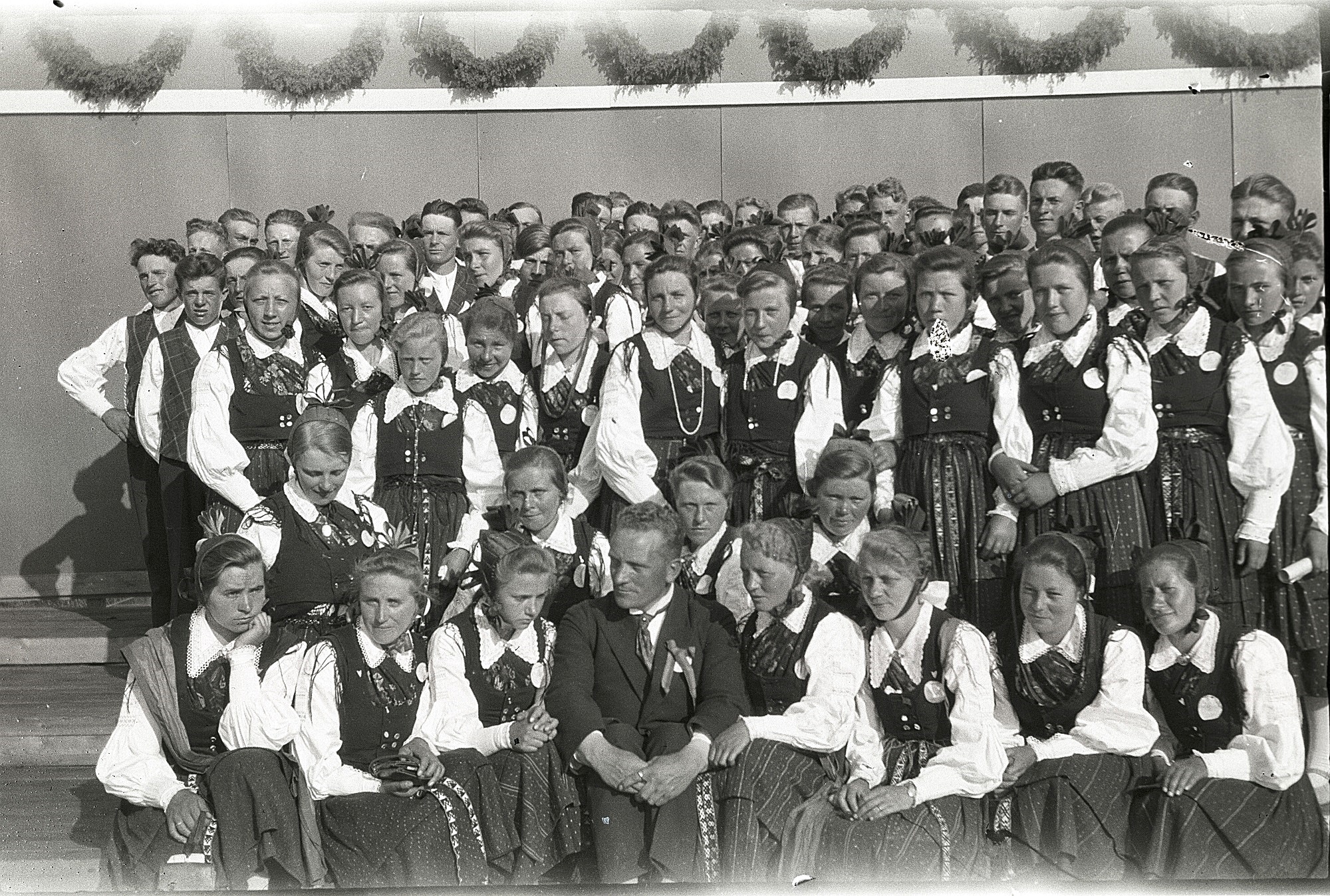 Körsång har alltid varit viktig i Lappfjärd och det syns bra på detta foto från den stora sångfesten 1930, där det kan svårt att räkna hur många som har samlats runt körledaren Selim Knus.