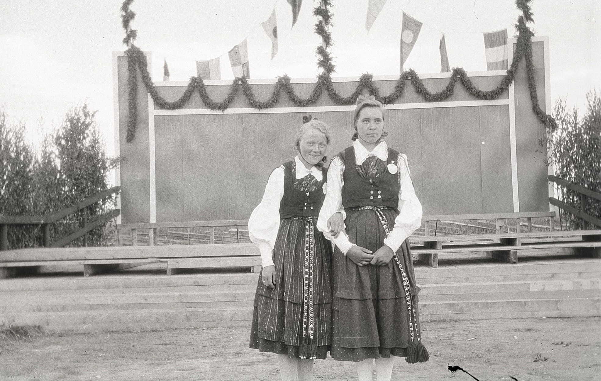 Adele Knus och Hjördis Landgärds i folkdräkter på sångfesten i Lappfjärd 1930.