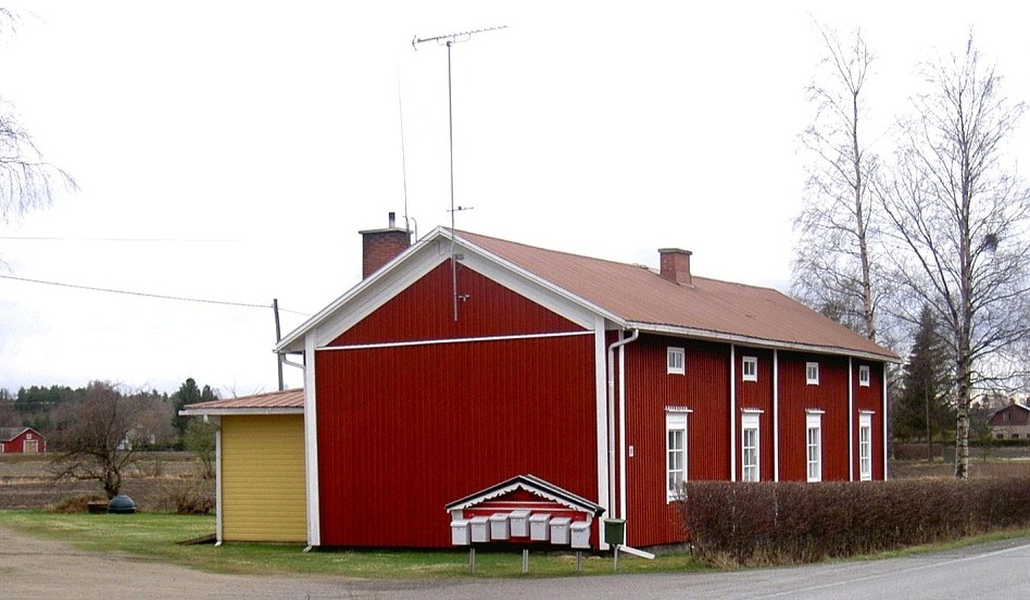 Den välskötta gården står nära landsvägen till Storå. Byggnaden som syns i den vänstra kanten är Lars Granérs garage på Lillsjövägen och i den högra kanten syns Westeras smedjan på Brobackan. 