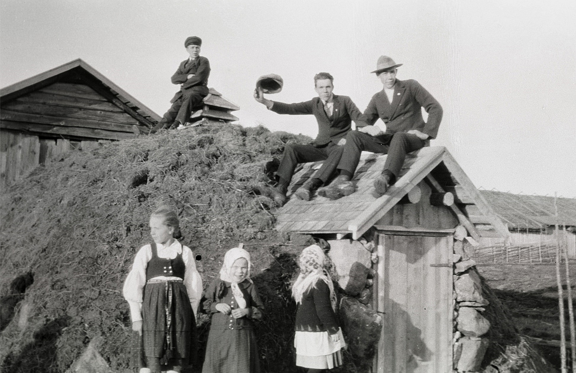 Här är Emil Ekmans pojkar uppflugna på taket till potatiskällaren. Från vänster Evert, Albin och Bertel och den stora flickan till vänster är deras syster Svea. De andra flickorna är Ida Storkull och Vesta Lillträsk.