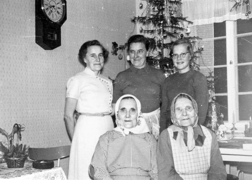 På fotot uppe t.v. Ingeborg Lindblad, Verna Långfors och Annel Lindblad, gift Nyholm. Nere Hulda Krook och bredvid henne Amanda Långfors. Amanda som var född Nyberg var gift med Emil Långfors och alltså svärmor åt Verna som står snett bakom.