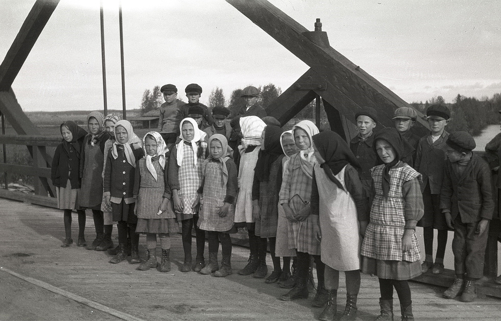 Folkskolans elever på utfärd till Nybron där klockarrian syns till vänster. Pojkarna från vänster Gunnar Gullmes, okänd, Birger Enlund, okänd, Erik Storkull, senare Stens, Elis Hellman, Brynolf Ulfves och Erik Björses. Flickorna från vänster: okänd, Svea Skogman, Gerda Rönnlund, Adele Skrivars, okänd, Helga Bergström, Elin Ingvesback, Tyyne Myllykorpi, Anna Gullmes, Elin Lidman.