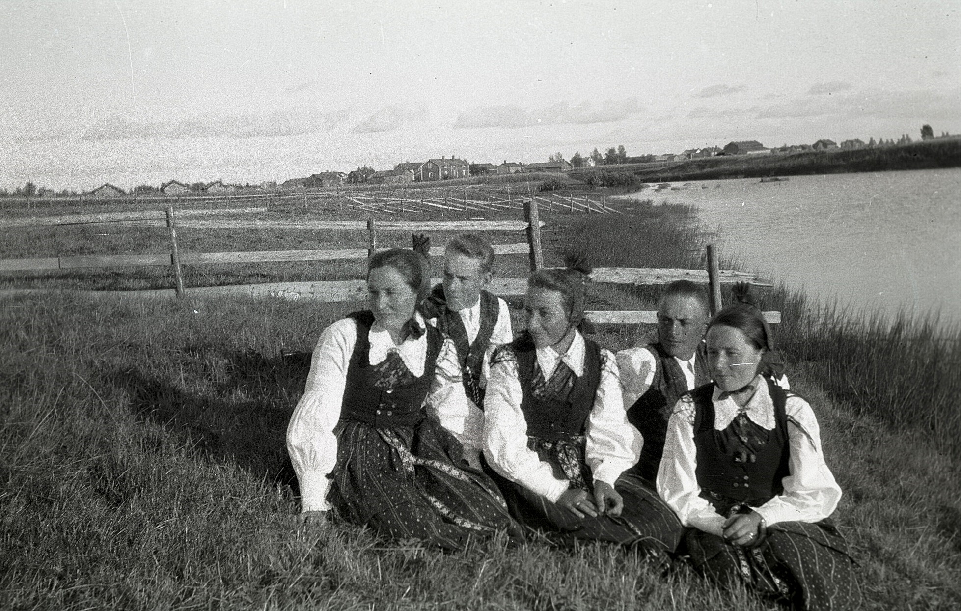 Här sitter Hilma Klåvus, Gunnar Smeds, Signe Ebb, Valter Ådjers och Ellen Lillhannus nere vid ån.