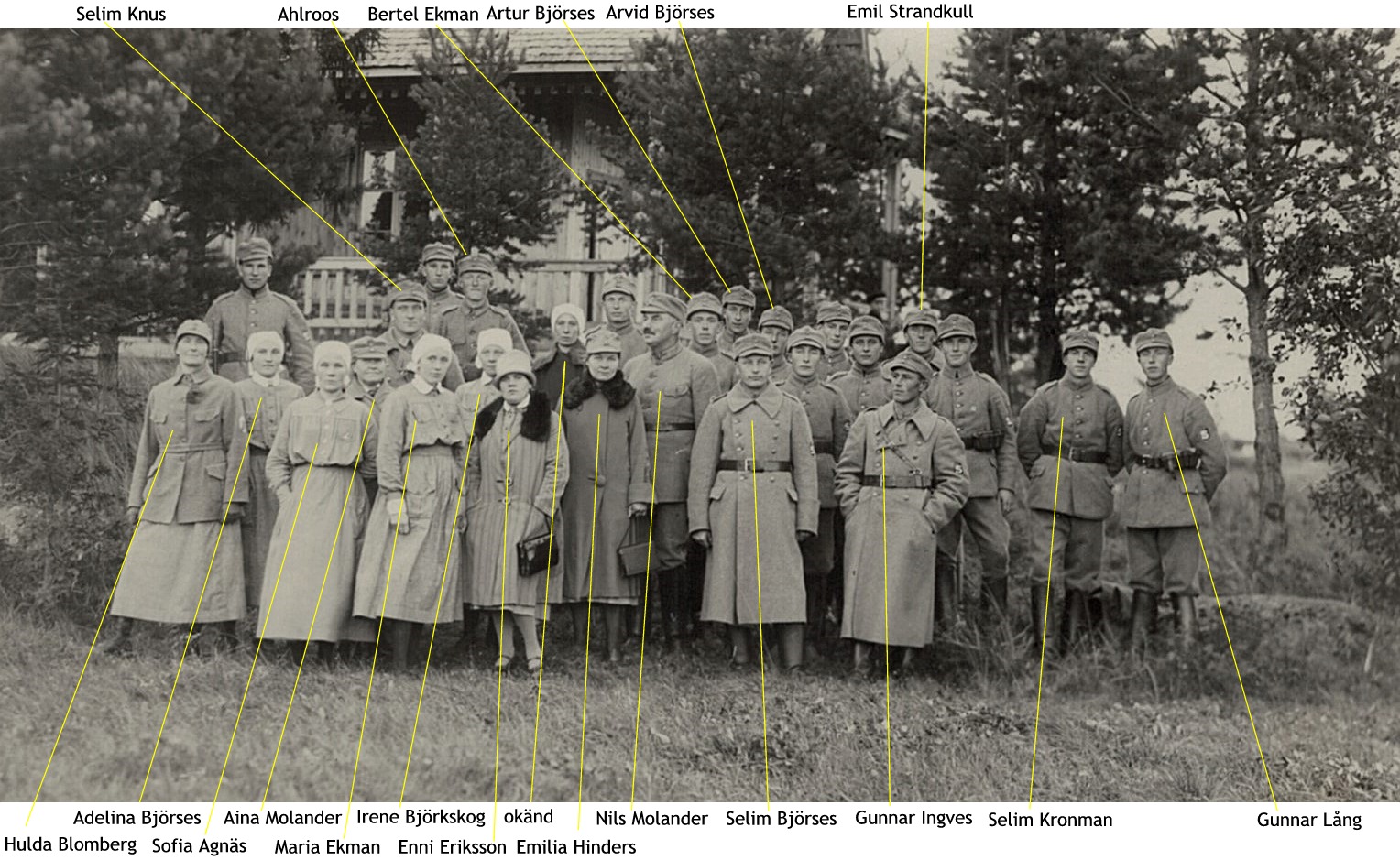 Lottor och skyddskårister uppställda framför skjutpaviljongen den 25 september 1927 vid skjuttävling om Löfvenmarks pokal.