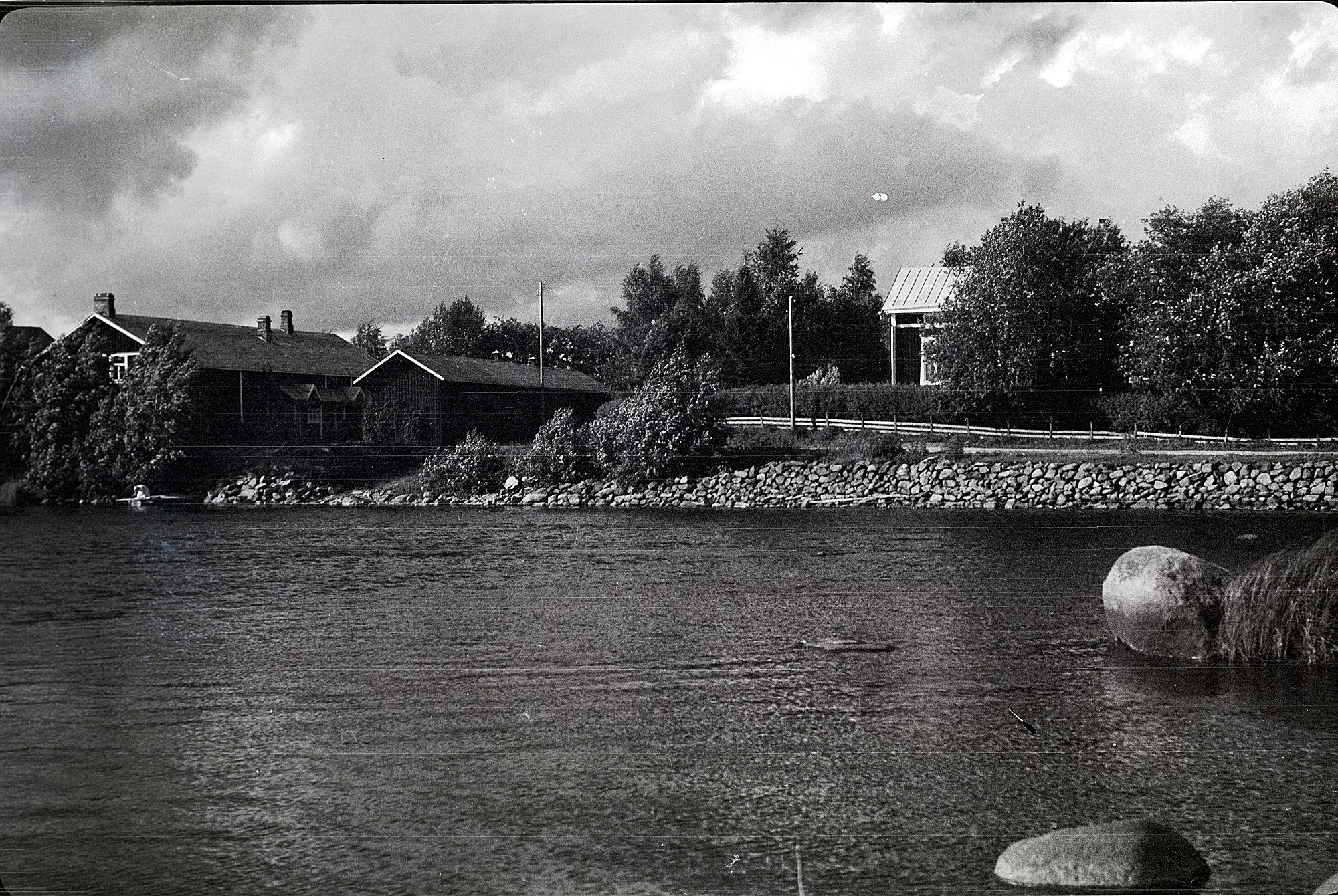 Till vänster garvare Anton Stenmans gård och till höger Molanders gård med vägen framför.