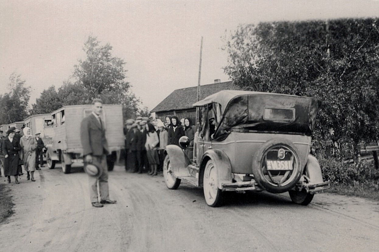 I slutet på 1920-talet var det nog många som beundrade denna Buick. Kvinnan i den svarta kappan bakom bilens lykta är Svea Ådjers.