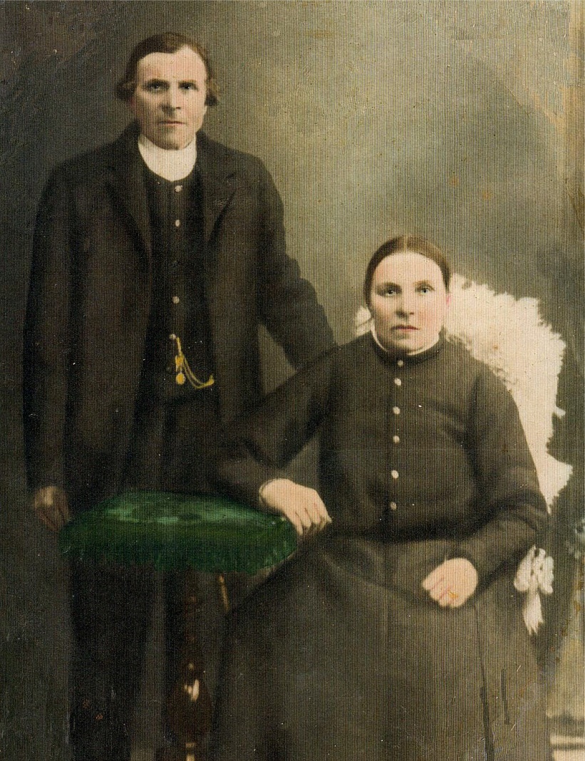 På bilden Konstantin som föddes på Klockarsbackan, kom till Palon som fosterson, och som sedan gifte sig med Karolina Storkull. På fotot är han dock tillsammans med sin andra hustru Christina Skrivars, hemma från Uttermossa.