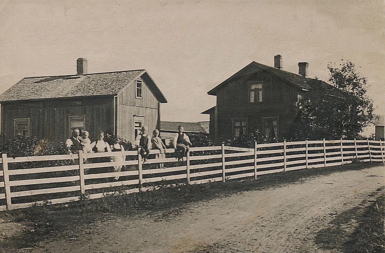 På detta foto ser vi hur den ursprungliga gården såg ut när den byggdes. På fotot troligen bonden Erland Krook med sin familj. 