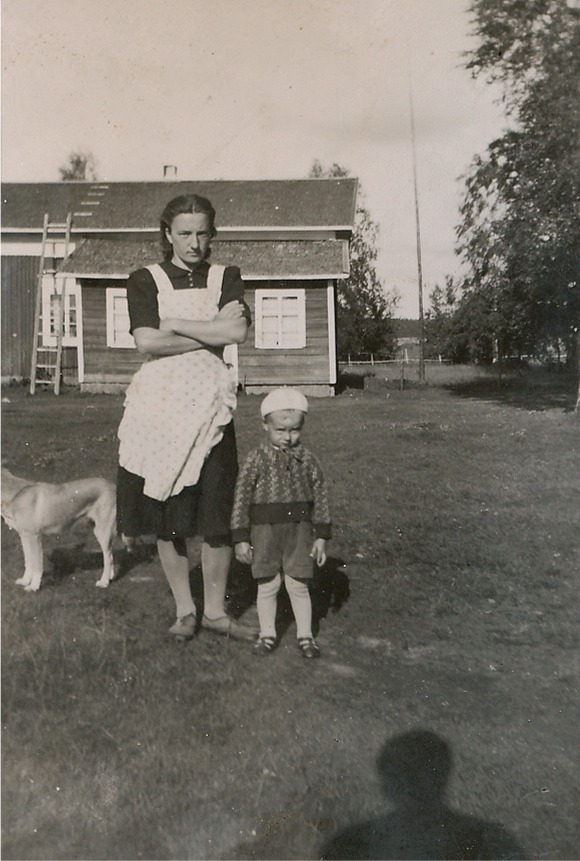 Här på bilden Gerda Krook med sonen Elof framför Frivelas lillstugan dit de flyttade efter maken Bertels död.