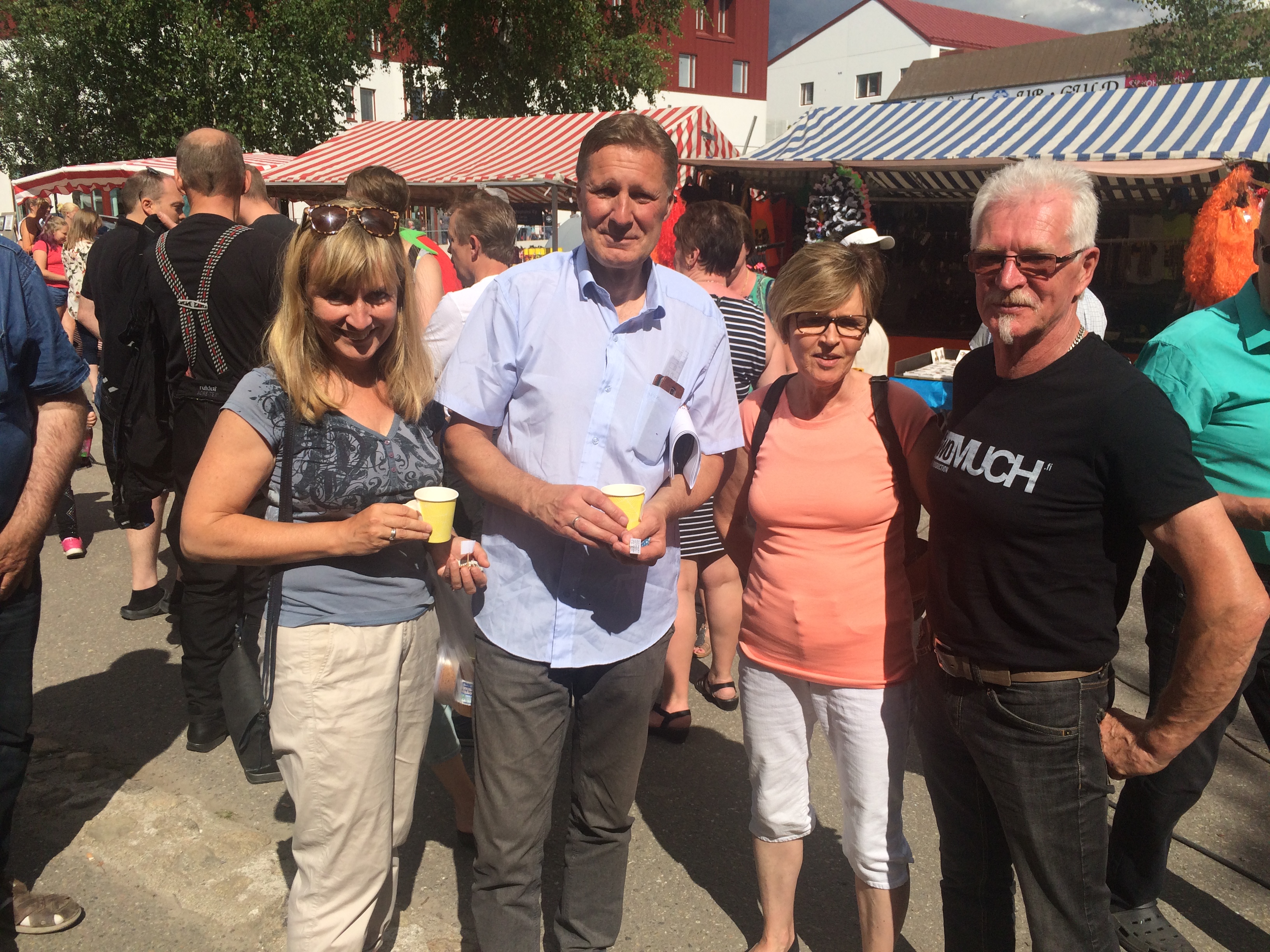 Niina och Mats Björklund från Norge besökte Tomatkarnevalen tillsammans med Gunilla och Kurt Vikfors. Mats besöker ofta barndomshemmet på Sebbasbackan och hyser också planer på att utveckla området runt "Lid-Alvaras".