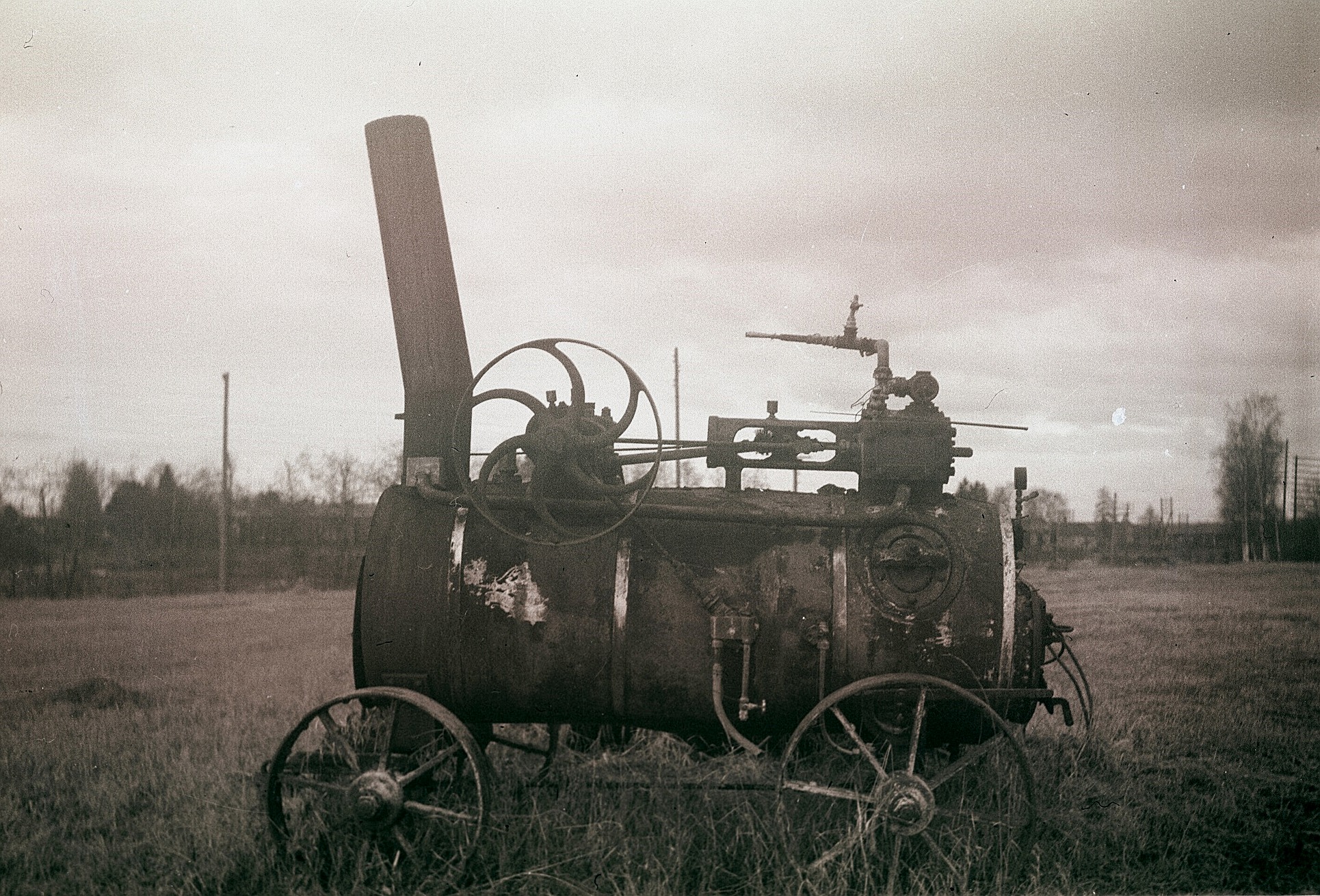 Den här gamla ångpannan var i bruk ännu på 1920-talet "där Startjinas". Bara den fick full steam så orkade den nog dra tröskverket.