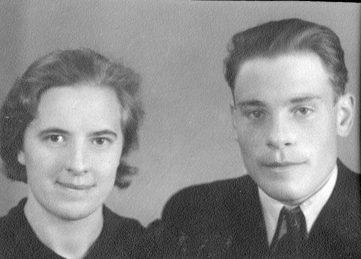 På bilden Verna och Ragnar Långfors som i slutet på 1940-talet sålde Krook-gården åt Ragnars syster Adele och hennes man Selim Eklund. Selim var son till ”Kårk-Viktor” och paret bodde i dennes gård i korsningen till Korsbäck.