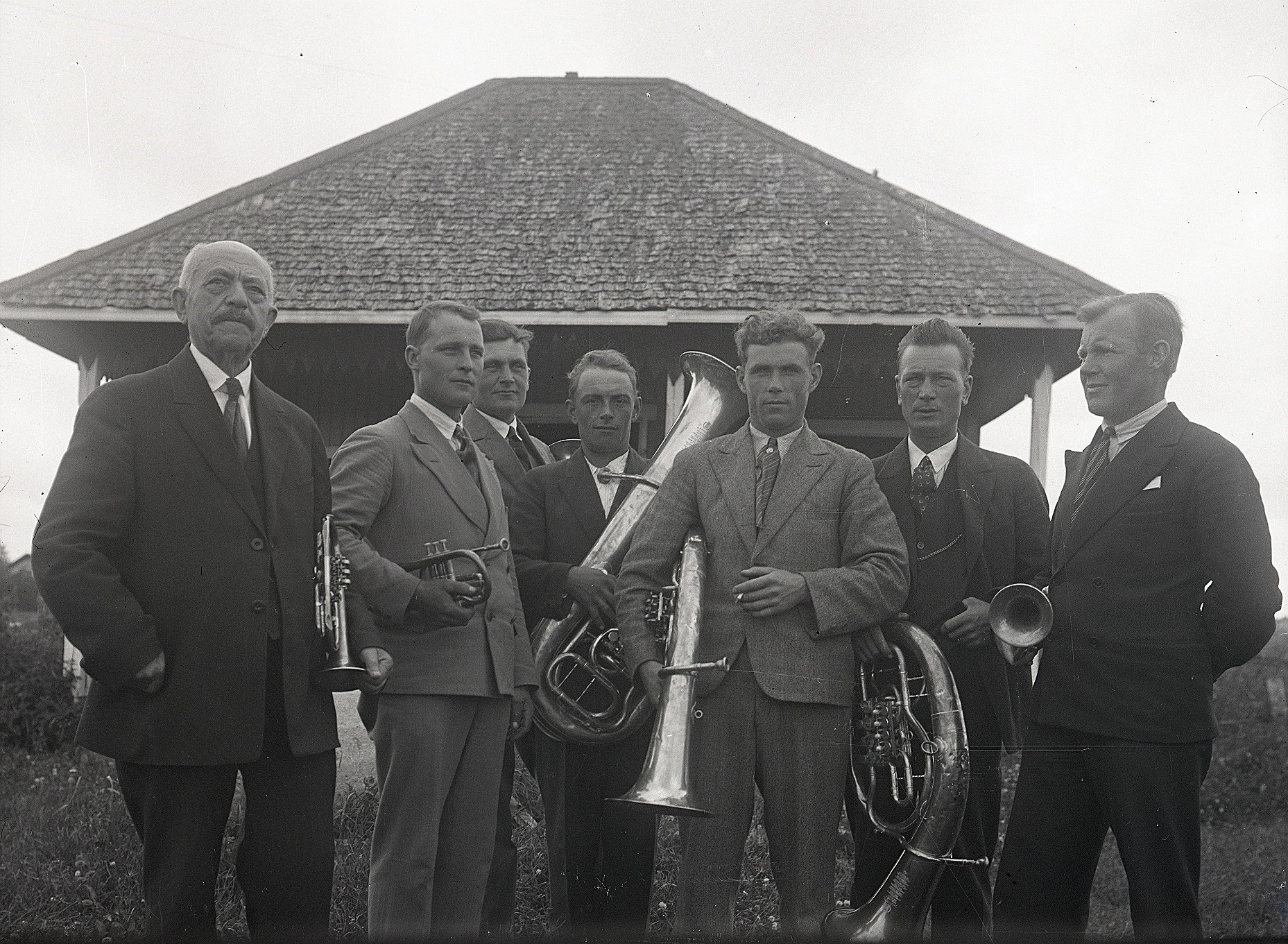 Hornseptetten i Lappfjärd 1928. Längst till vänster står ledaren Paul Ketz, följande är Selim Lillgäls, Emil Bergmark, Valter Ådjers, Johan Solfvin, Otto Knus och Edvard Nyström.