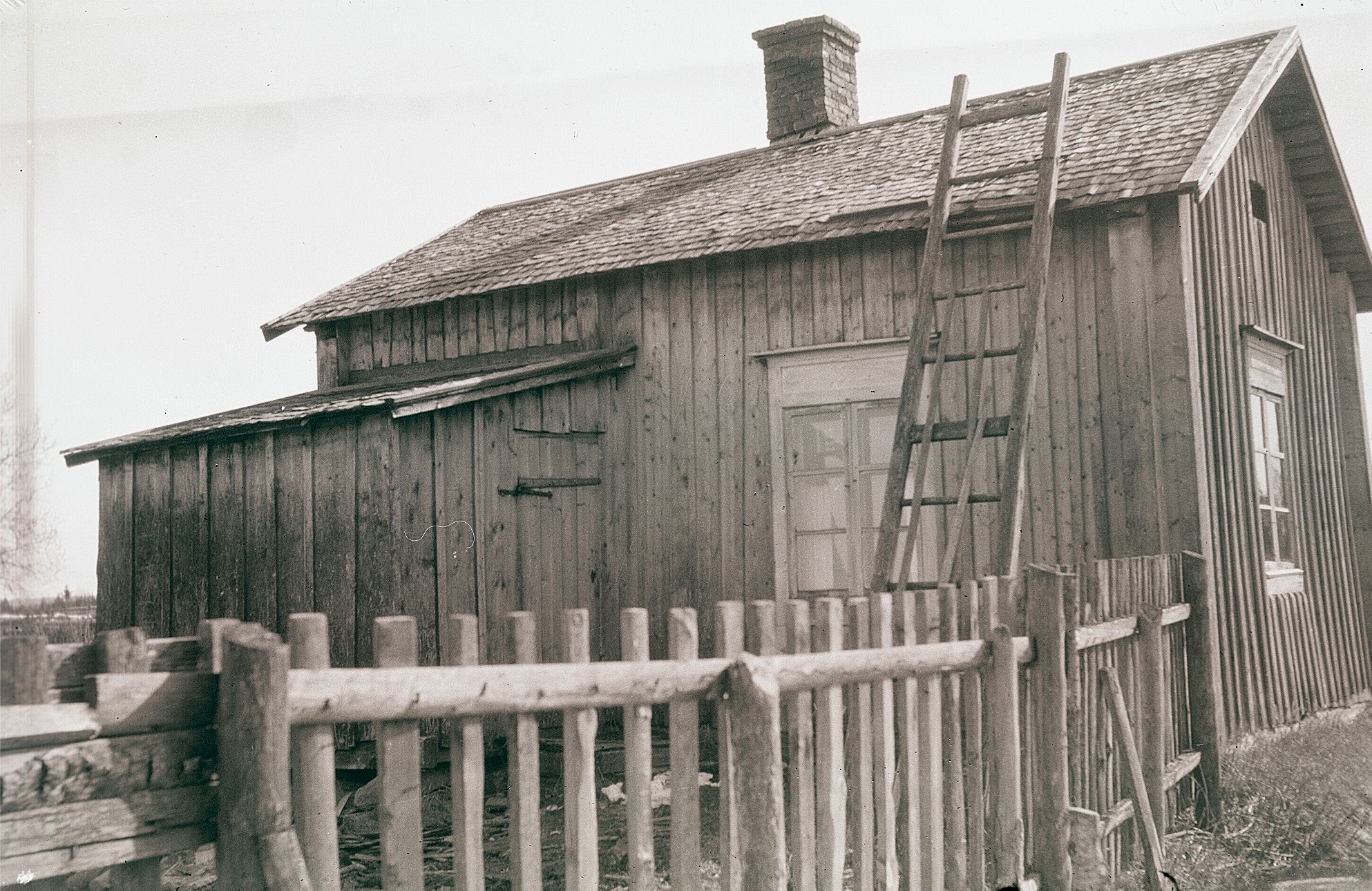 Mellan åren 1876 och 1926 höll Anna Lena Ådjers skola i denna stuga på Åbyggändan. 25 penni i veckan kostade det eleverna att lära sig bokstäverna och siffrorna