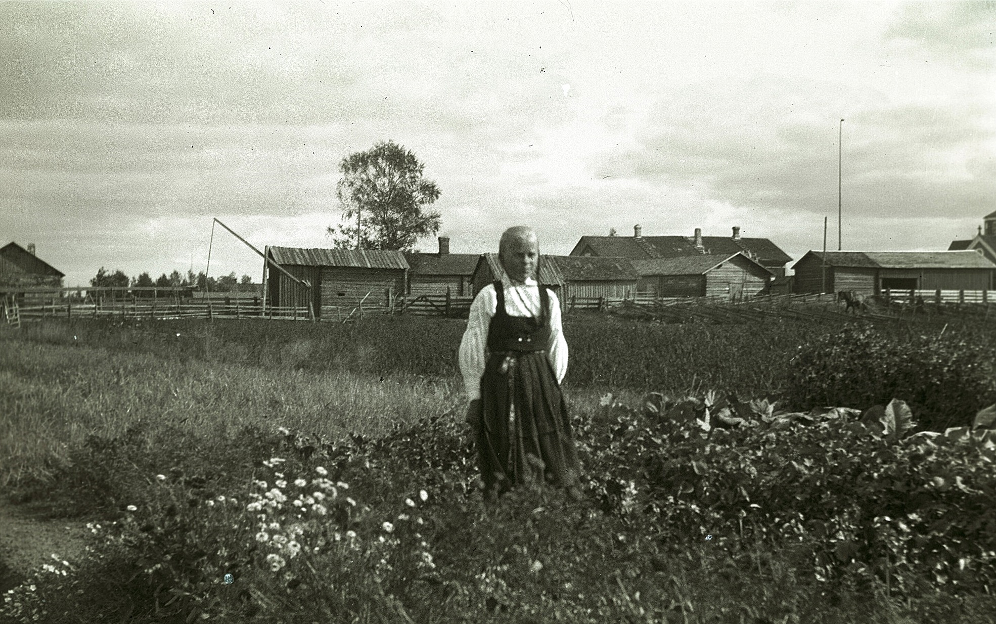 Elin Gullmes i sitt klubbland på Brännor, kyrkan syns i högra kanten.