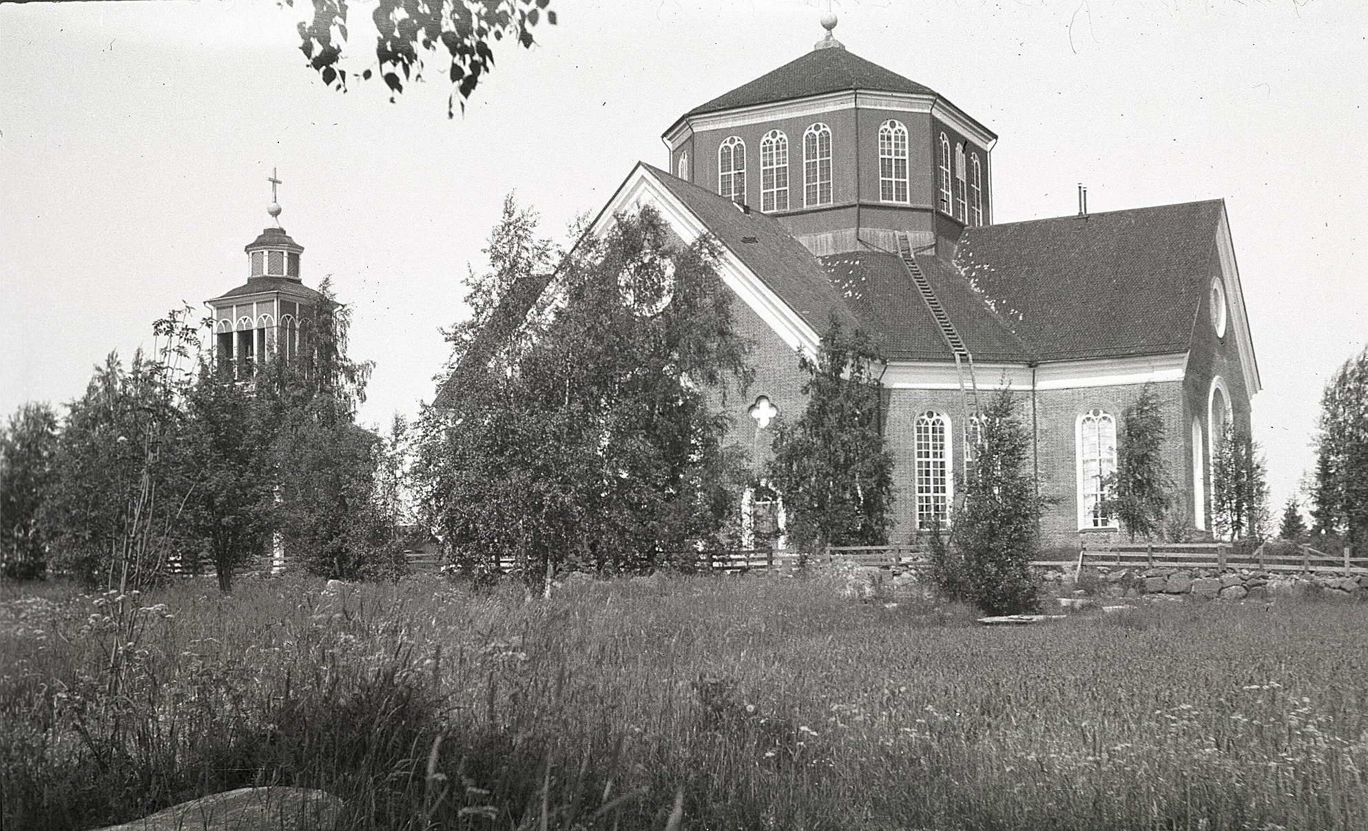 Alltid lika ståtliga Lappfjärds kyrka på Mangsbackan.