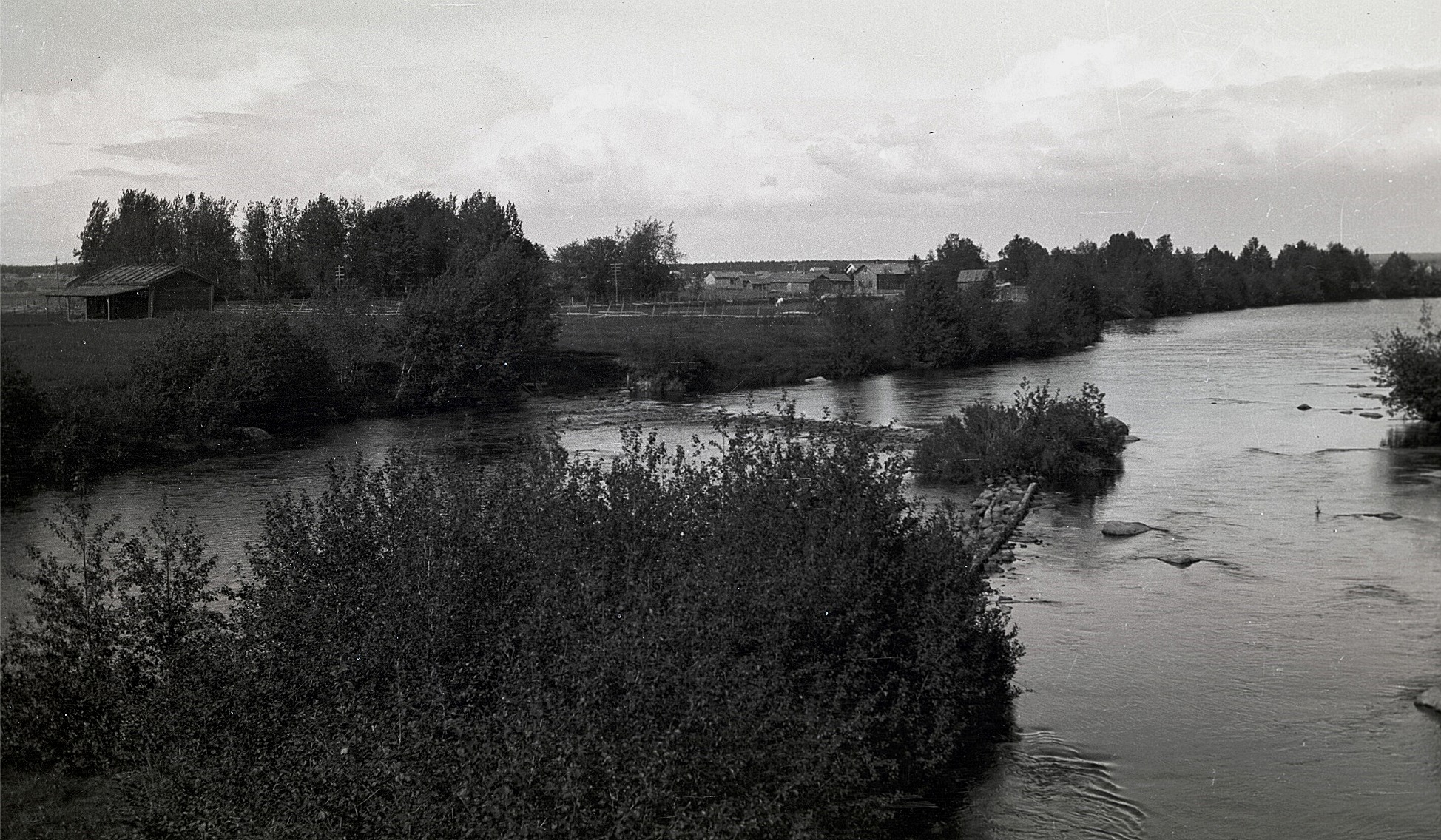 Lappfjärds å fotograferad i slutet på 1920-talet från Nybron, där klockarrian syns till vänster. Folkhögskolan byggdes i början på 30-talet, så därför syns den inte på fotot.