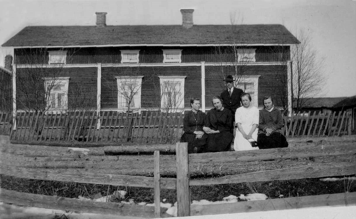 På detta foto från 1928 ser vi hur Krook-gården såg ut från sydost när den fortfarande hade endast en våning. På fotot fr.v. Amanda Lillkull från A-sidon, Elna Hovland (syster åt Elisabeth Hovland, från Pjelax, gift Rosenholm), följande Elisabeth Hovland (f. 1908 i Pjelax, gift år 1928 med Gunnar Storkull men flyttade tillbaka till Pjelax år 1931 då Gunnar dog), längst t.h. Anna Krook (gift Lundgren och flyttade till Kanada). Mannen som står bakom är Gunnar Storkull.