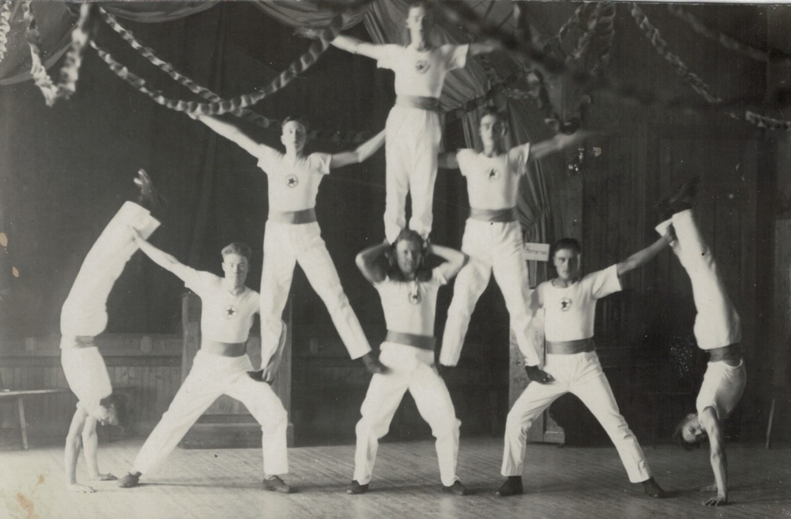 År 1927 uppträdde dessa gymnaster på den gamla lokalen. Uppe Arvid Björses, i mitten Lennart Agnäs och Arvid Mannfolk, nere okänd, Gösta Klåvus, Lennart Klovus, Lennart Storhannus och Emil Björses.