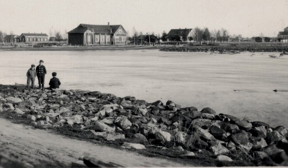 Ungdomsföreningen lokal fotograferad 1928 från den norra sidan före den byggdes om och återinvigdes 1929. Längst till höger syns Lappfjärds kyrka.