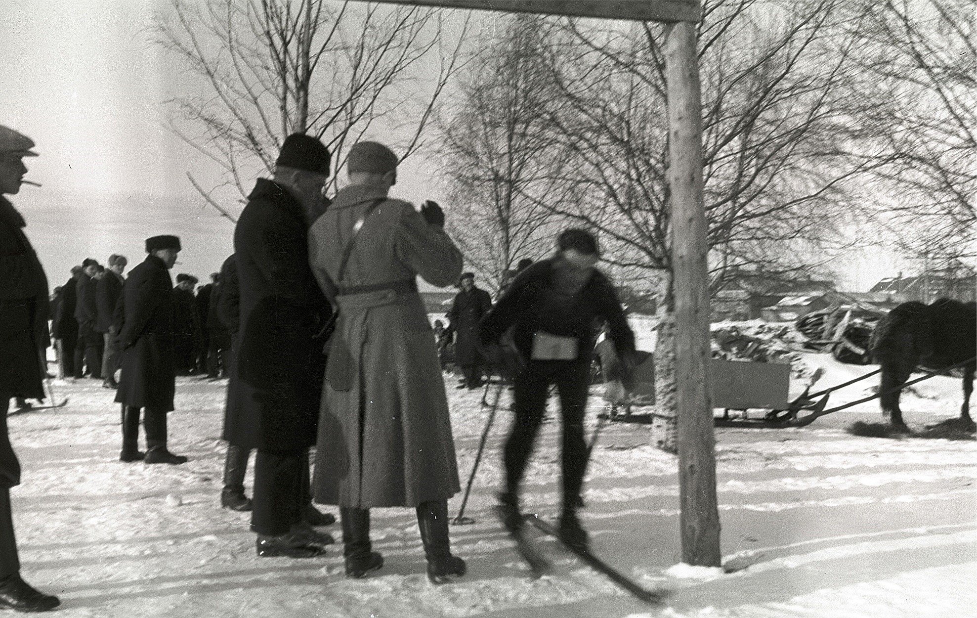 Skidtävlingar år 1929 vid ungdomslokalen. Startare är Selim Knus och Selim Björses.