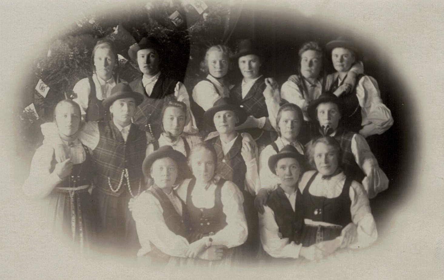 Folkdanslaget i Lappfjärd år 1927. Uppe från vänster: Alina Klåvus och Adelina Björses, Adele Knus och Aili Carlsson, Elna Nyholm och Emilia Haaranoja. I mitten från vänster: Tyra Ådjers och Hjördis Landgärds, Signe Äbb och Göta Nygård, Stina Björses och Hilma Mangs. Nere från vänster: Irene Tallskog och Elsa Björses, Maria Ekman och Olga Ådjers.