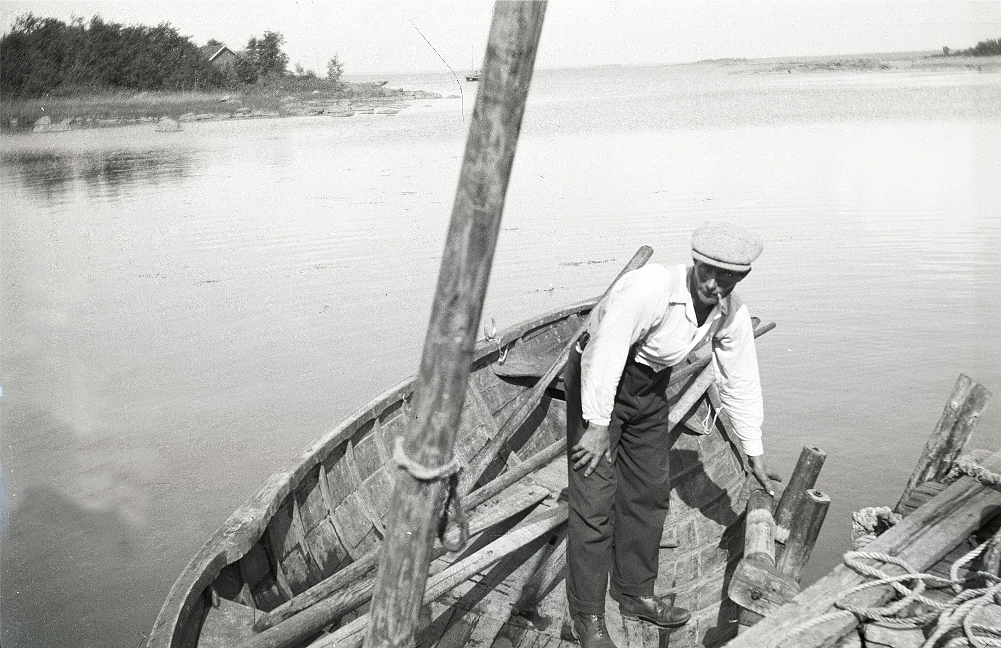 Fiskaren Axel Till i en skötbåt ute vid Måston eller i Lillsund år 1929.