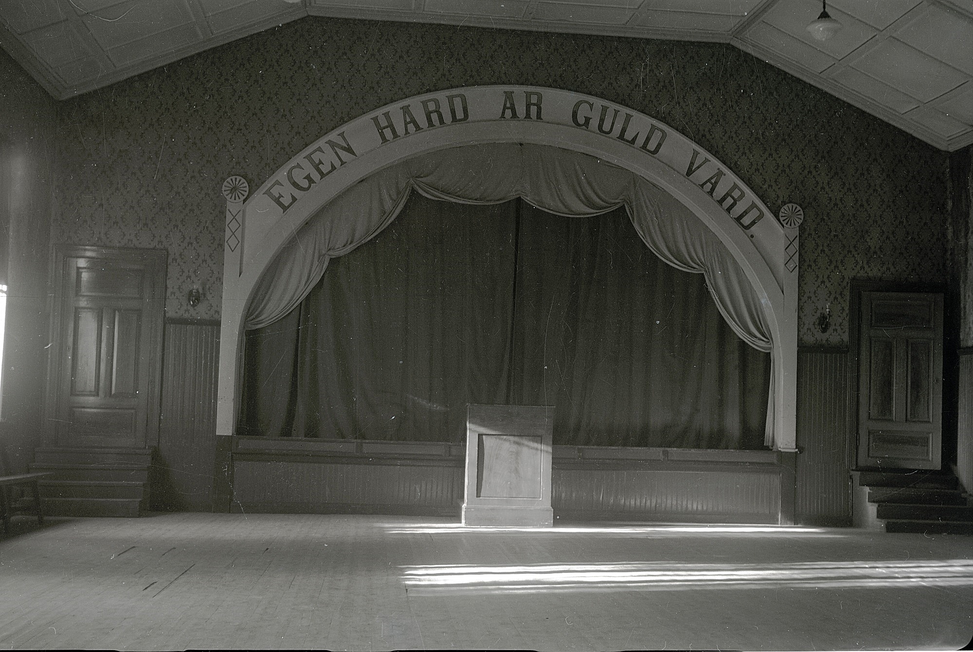 Scenen i den nyrenoverade ungdomslokalen var vackert smyckad och ovanför den ett mycket passande ordspråk. Fotot från 1929.