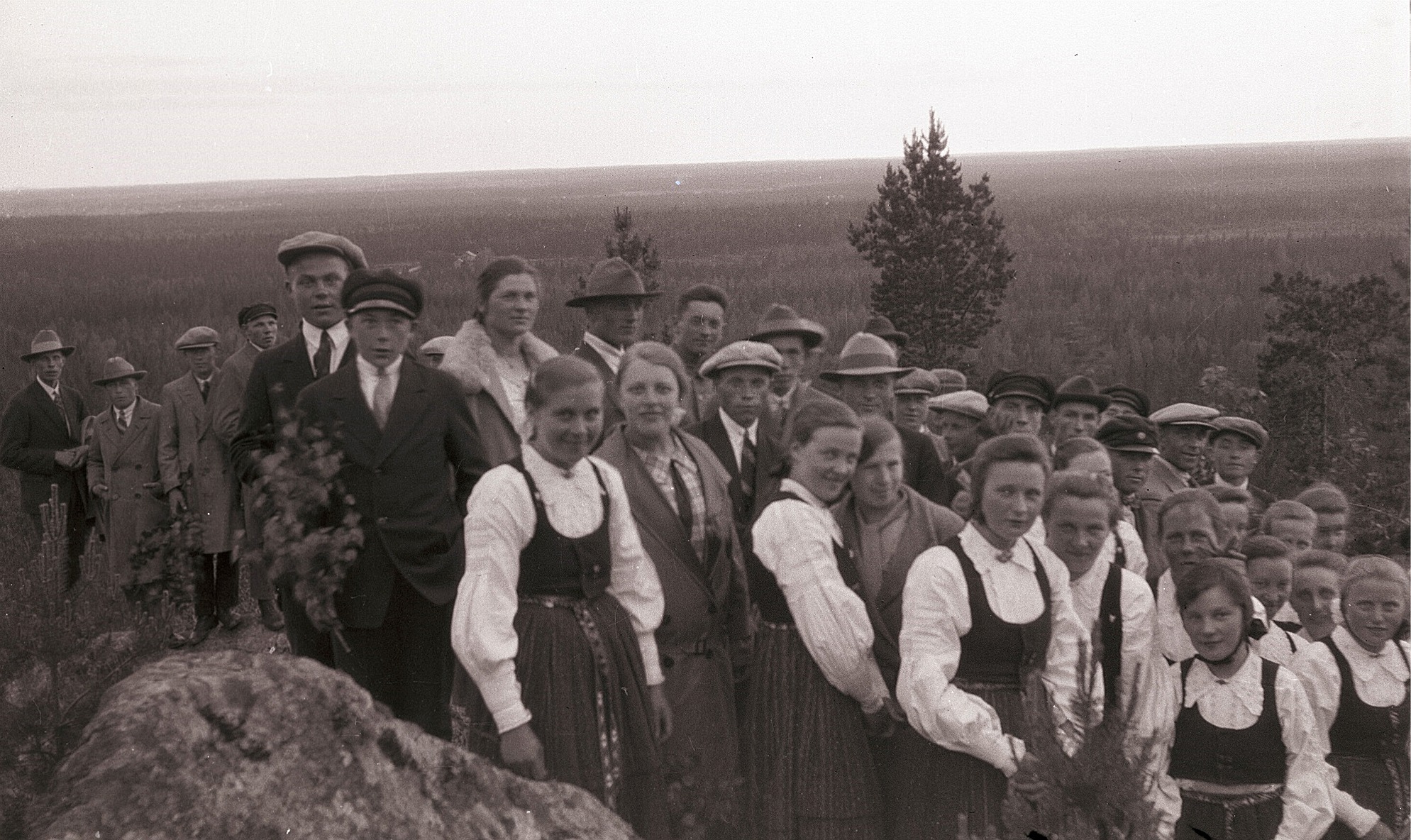 Lappfjärdsungdomar på utfärd till Bötombergen år 1929, kyrkan syns som en ljus prick mitt i fotot. Längst till vänster står Artur Björses, fjärde från vänster är Alvar Brandt. Pojken högst upp är Arne Nordman och framför honom står Lennart Jossandt. Flickan i bakre raden med skinnkragen är Siri Engelholm, följande Lennart Storhannus, Sigrund Engelholm och lite skymd Bertel Ekman. Längst fram i folkdräkt står Elsa Brandt, Tyra Ådjers, Lennart Brunman, Jenny Brandt, Ellen Grönstrand, Anni Björses, Alina Brandt. Svea Solfvin och Aili Knus.