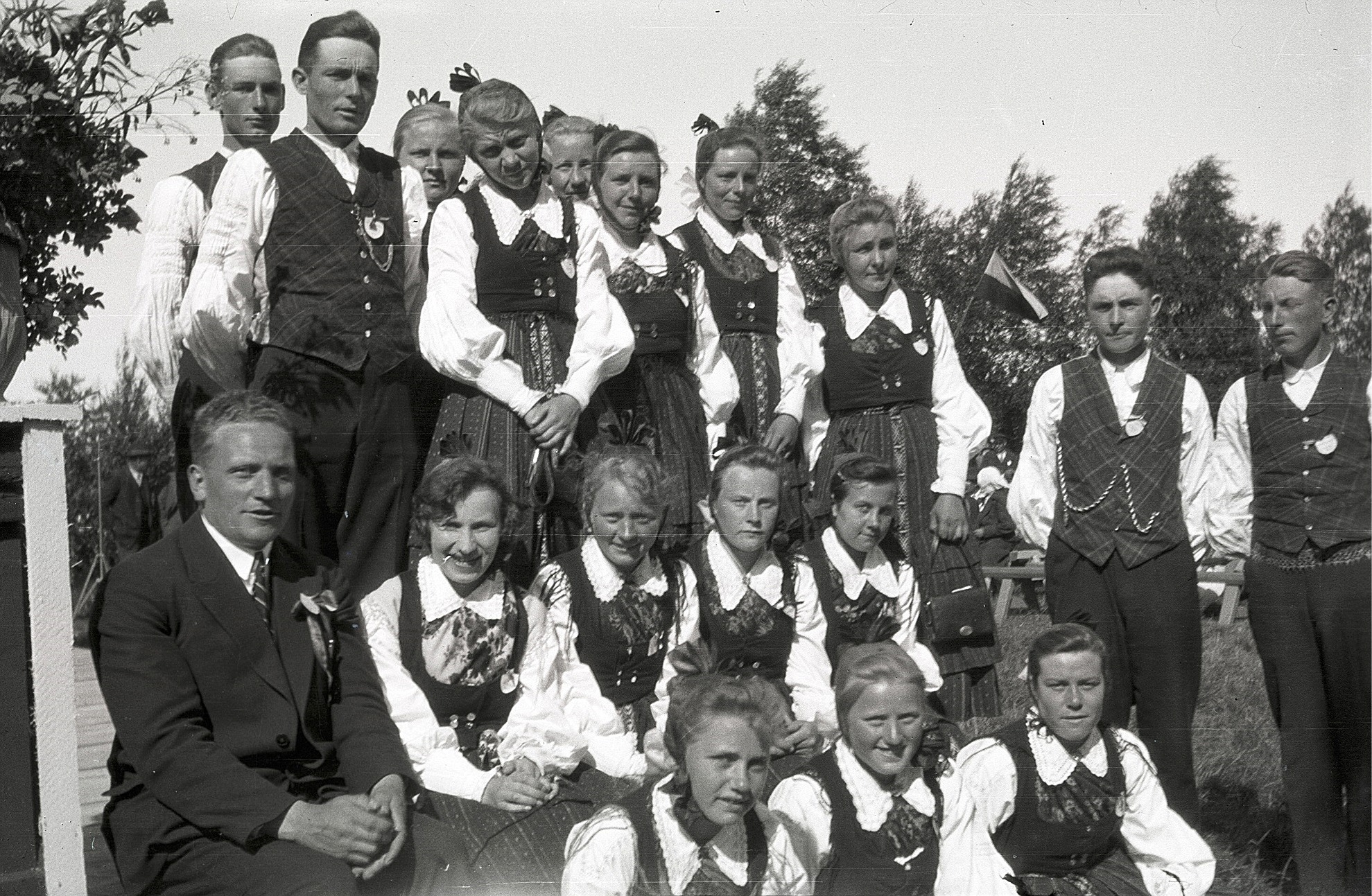 Deltagare på sångfesten i Närpes år 1929. Nere från vänster Elin Klåvus, Aili Knus och Olga Hoxellfolk. I följande rad sitter dirigenten Selim Knus, Aili Karlsson, Adele Knus, Evelina Grindgårds, Irene Ivars och bredvid dem står Lennart Klåvus och Lennart Knus. I bakre raden står Arvid Björses, K.H. Klåvus, Hjördis Westerlund, Signe Klåvus, Hilma Mangs, okänd, Ellen Krokbäck och Ingeborg Åstrand.