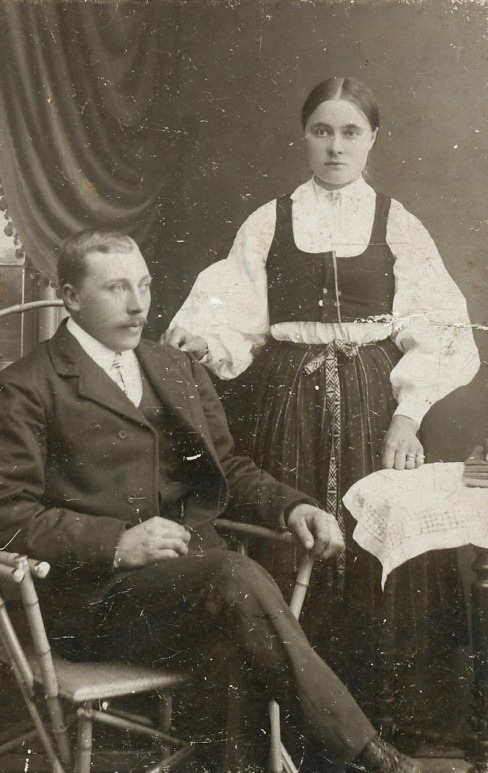 På fotot Erland Krook och Hulda som är klädd i folkdräkt någon gång på 1910-talet.