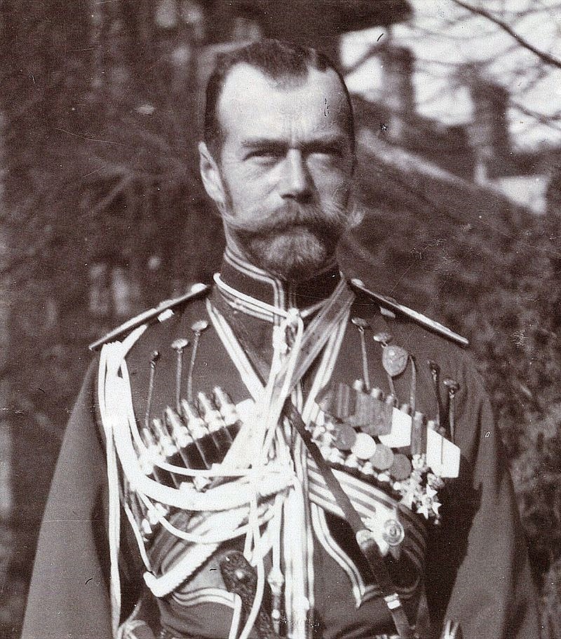 År 1894 tillträdde Nikolaj II som tsar i Ryssland. Precis som sina företrädare lovade han vid kröningen att storfurstendömet Finland under hans regenttid får behålla alla privilegier som de blivit lovade på Borgå lantdag 1809. Han var dock en svag ledare och lät sig övertalas av de nationalistiska grupperna med Bobrikov i spetsen, att Finland skall införlivas med moderlandet och fråntas alla gamla rättigheter.