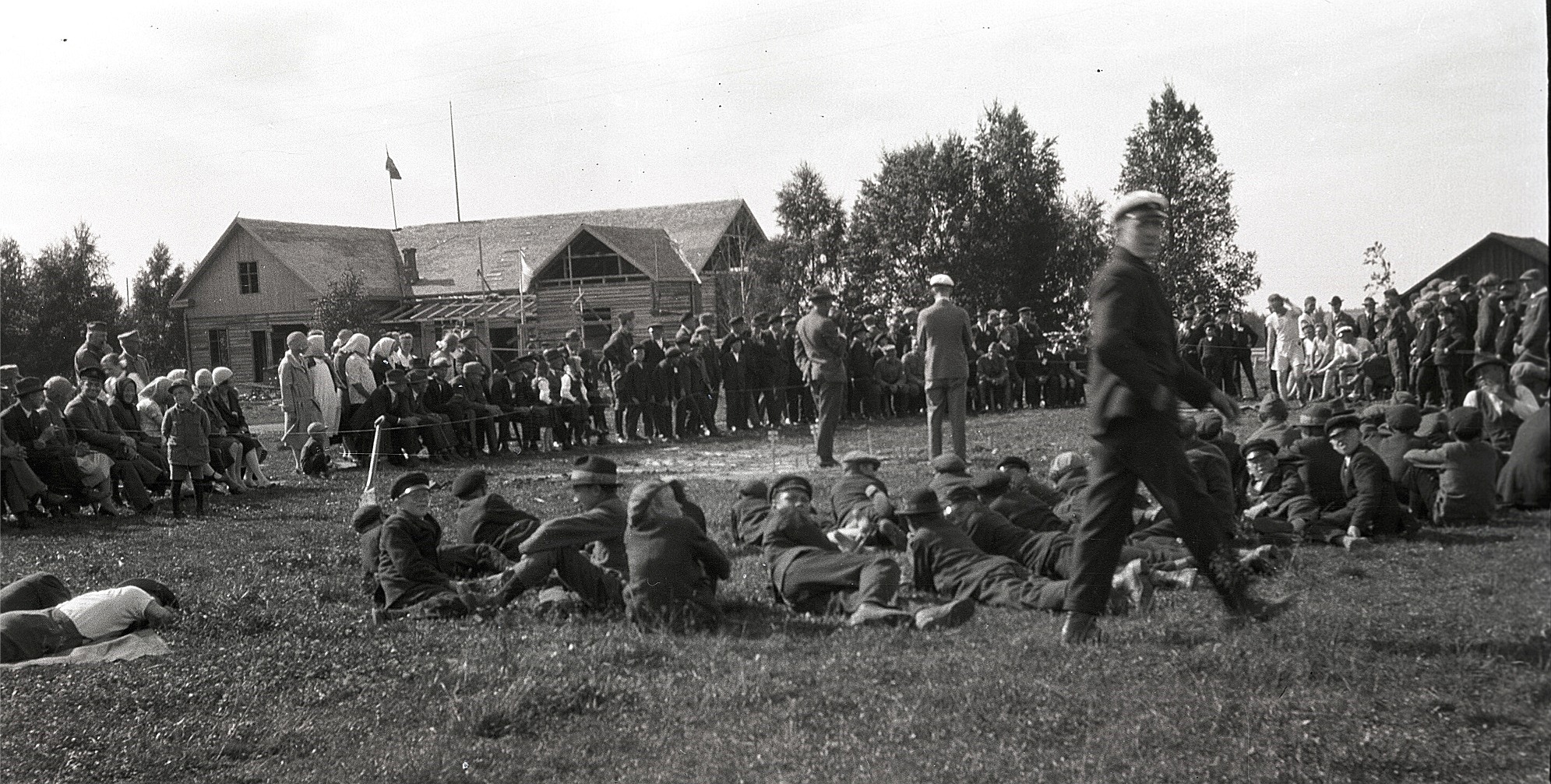 Det var mycket publik på kretsmästerskapen år 1928. I bakgrunden syns tillbyggnaden av ungdomslokalen, som invigdes 26 juli 1929.