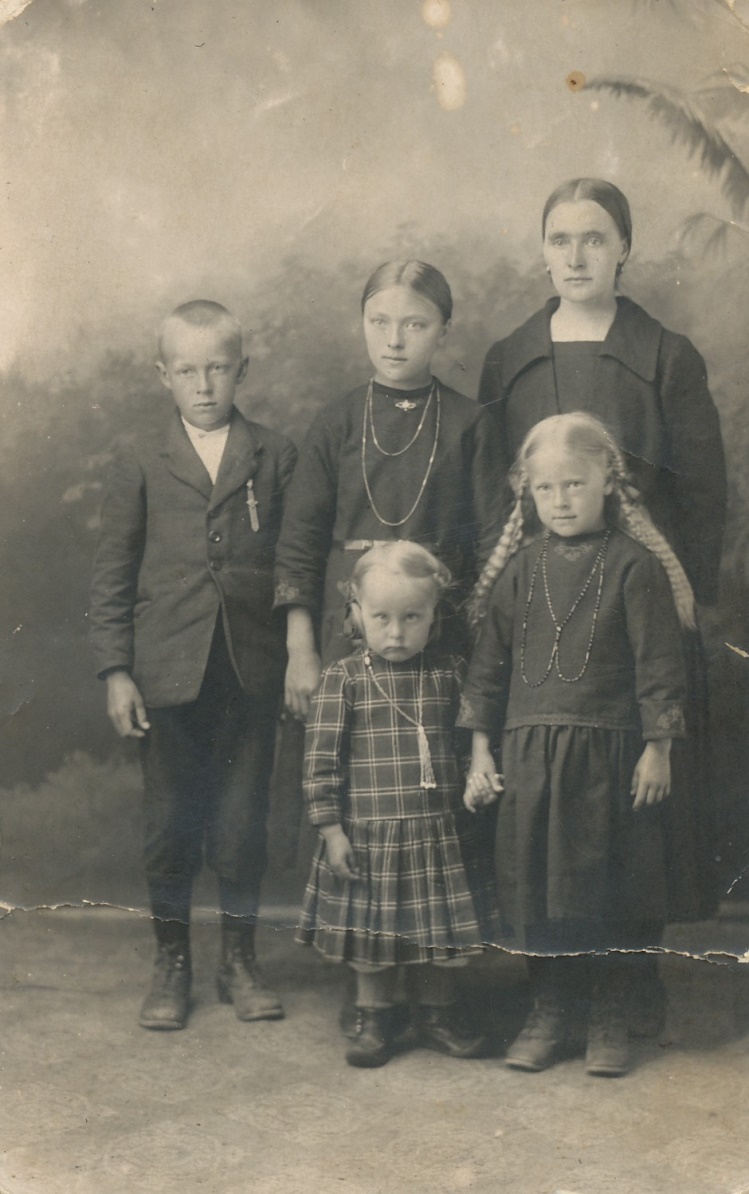 Uppe till höger står Hulda Krook med barnen Bertel (f. 1914) och Anna (f.1912). Framför dem står Ingeborg (f. 1920) och Verna (f. 1918).