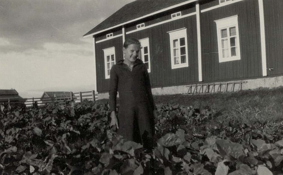 I sitt klubbland på Mittsholmen står Anni Enlund (1916-2002) som sedan gifte sig med Birger Holm.