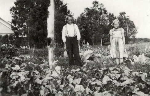 Birger (f.1924) och Birgit Enkulla (f. 1926, senare gift med Fridolf Till) i Härkmeri.