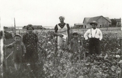 Agnes Byholm i mitten omgiven av syskonen från vänster Alf, Annel, Arne och Jörgen. Härkmerifjärden i bakgrunden.
