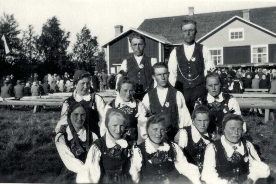 Ungdomar från Dagsmark på en fest någonstans. Uppe från vänster herrarna Artur Storkull och Anselm Lillkull, nedanför sitter Hemming Nyholm. Flickorna från vänster Daga Kjellberg, Hulda Nyholm, Elna Storkull, okänd, Anna Krook, Märta Viklund, Amanda Rosengren och Aina Lillkull.