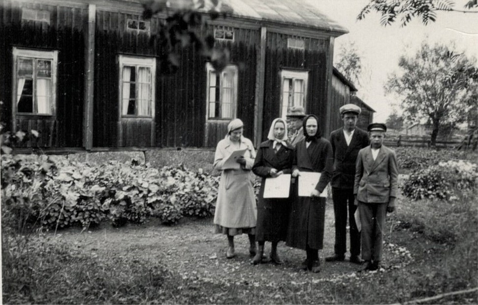 Klubbprisnämnden på besök hos Helmi Ekman, från vänster Ann-Mari Porander, Elin Björkman, Alice Björses, Birges Björses och Eskil Ålgars.