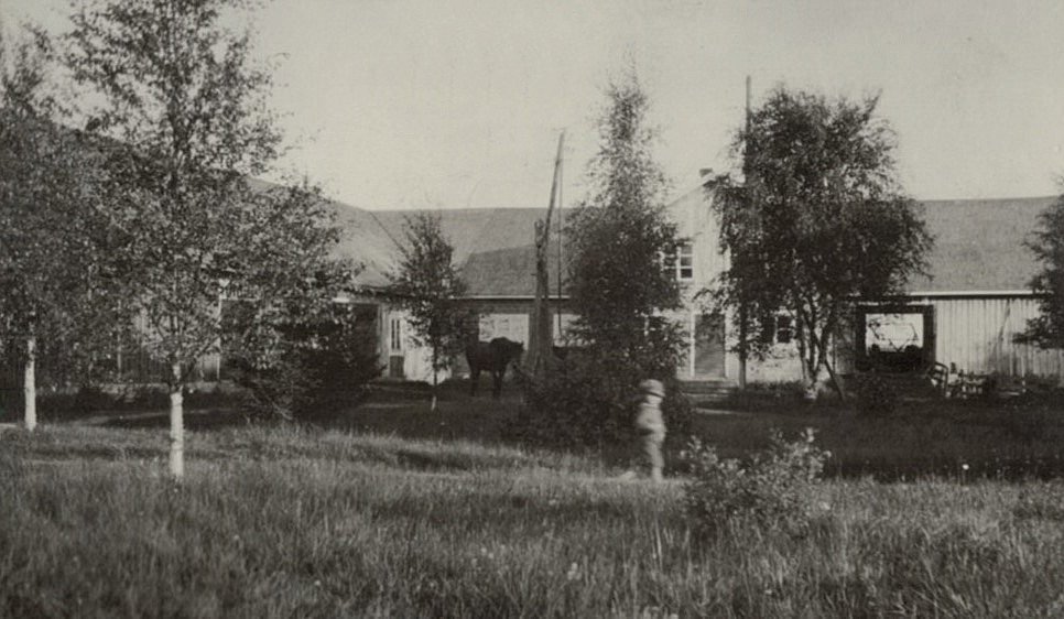Englunds uthus i mitten på 1930-talet, med Paul springande på gården.
