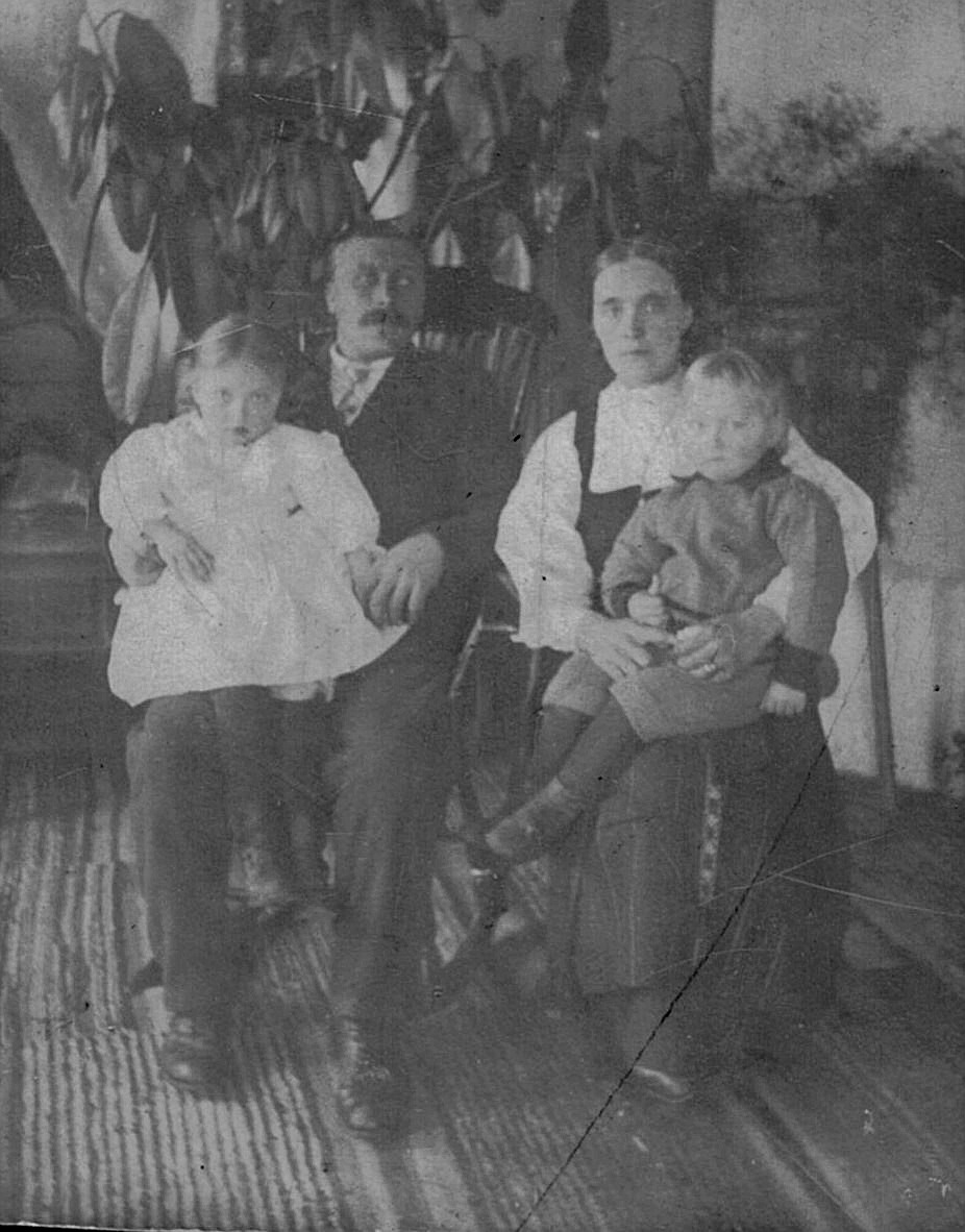 Erland och Hulda Krook med barnen Anna och Bertel.