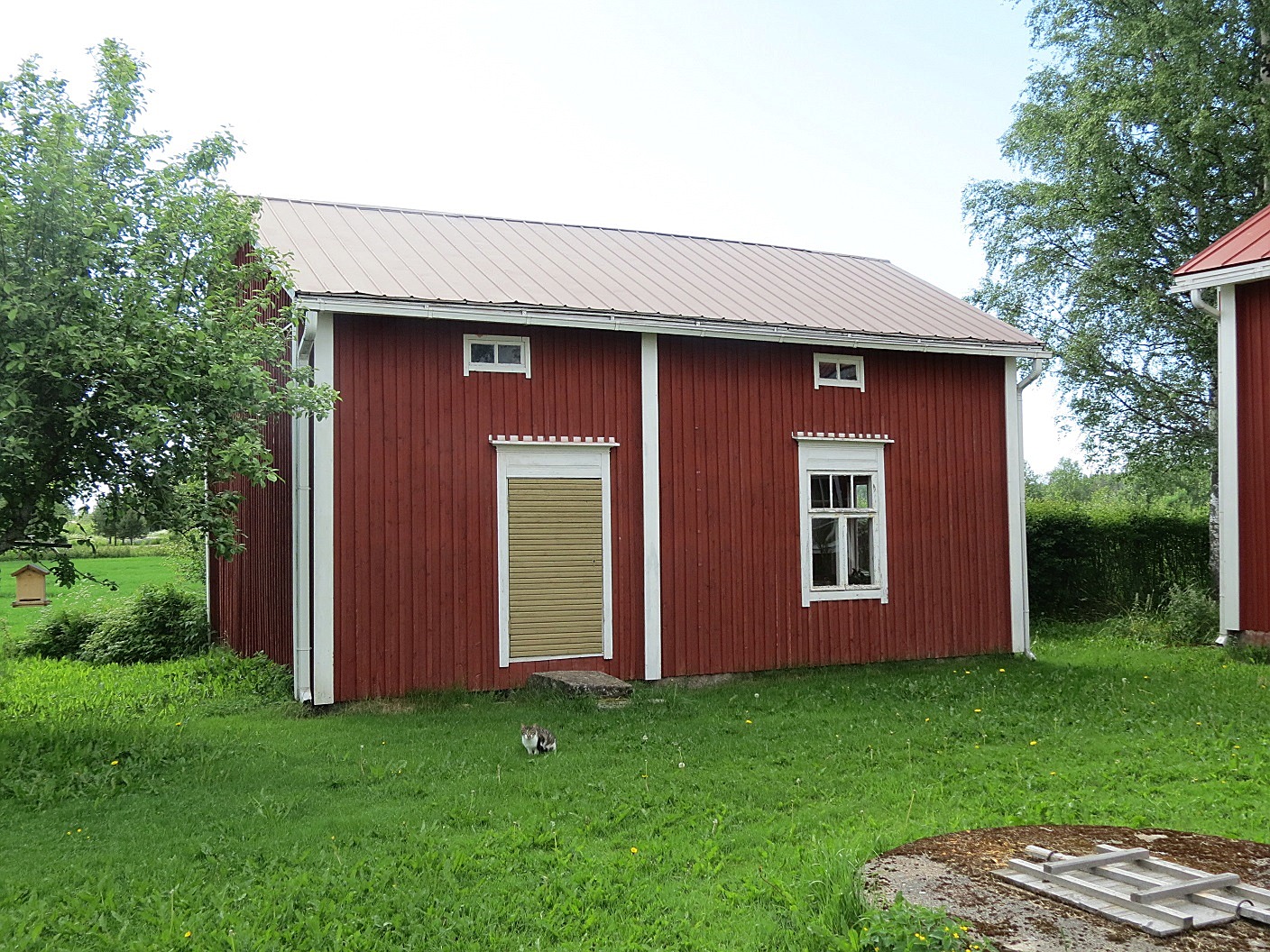 År 1905 byggdes denna lillstuga och högst troligt har den tidigare stått någon annanstans eftersom stockarna är numrerade.