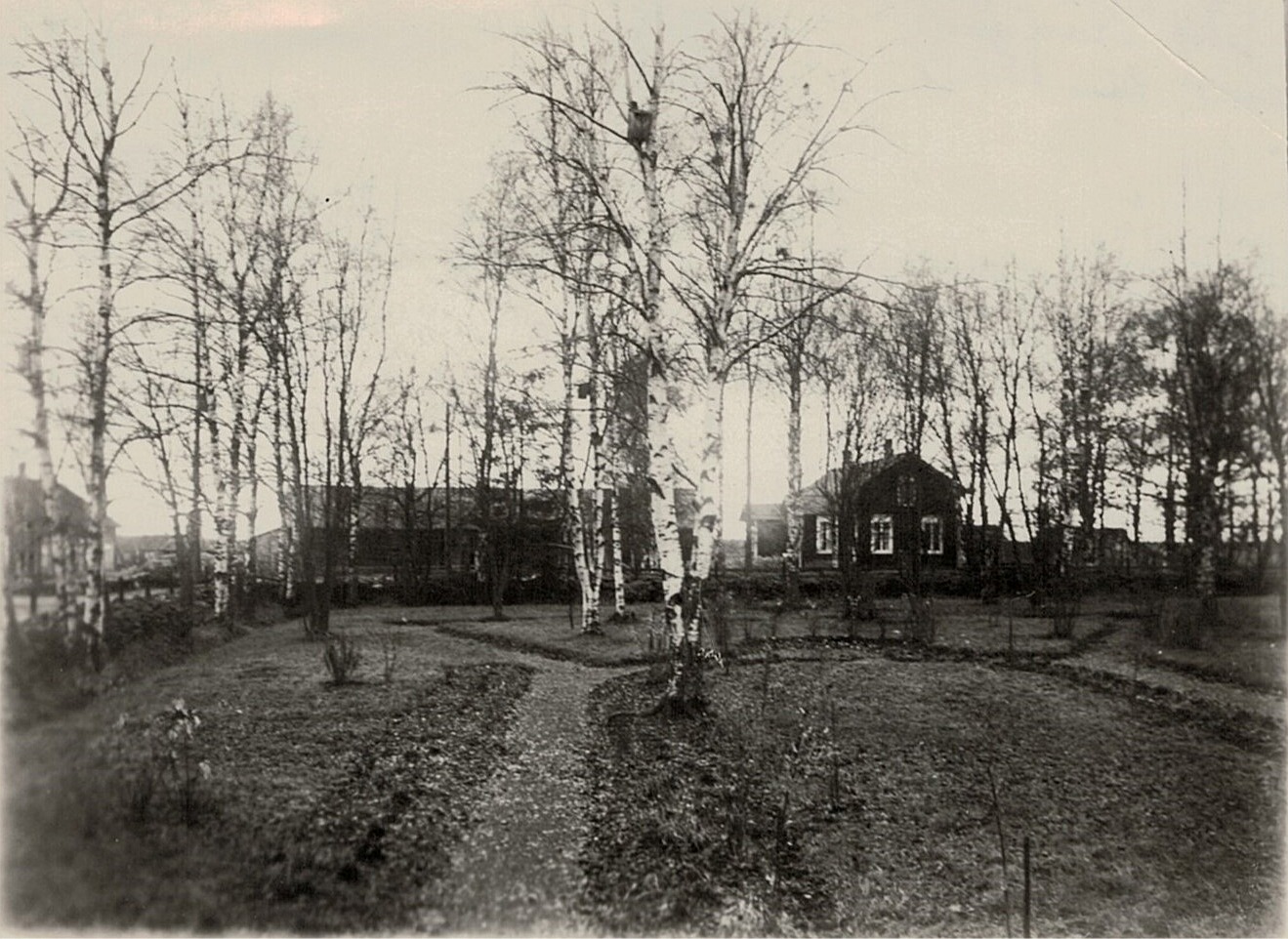 Fotot taget från lärarbostaden upp mot landsvägen, på hösten 1935. I bakgrunden till vänster syns Gunnars Ingves gård, som sedan övertogs av sonen Bo-Göran. Till höger syns Josef Ingves gård, som sedan övertogs av Karl Gustav och sedan av dennes son.