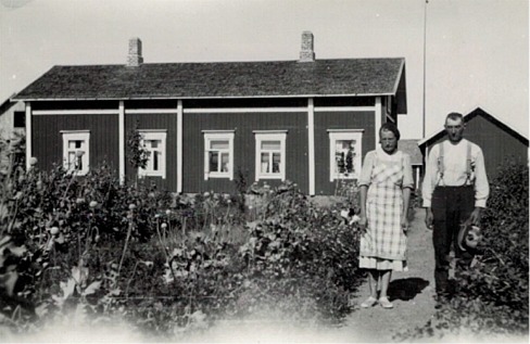 Svea Guss tillsammans med pappa Josef i trädgården framför hemmet i Dagsmark.