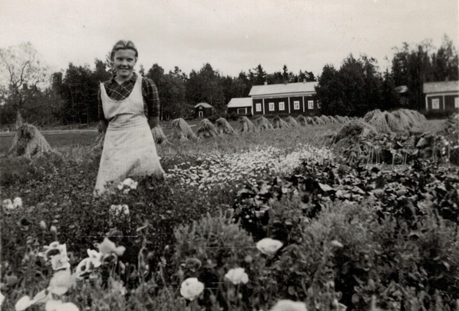 Karin Andtfolk i klubblandet med hemgården i bakgrunden.