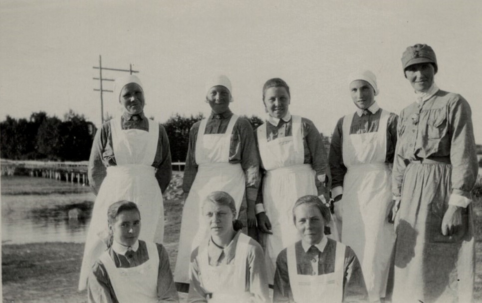 Lottorna i Lappfjärd med Gamälbroen i bakgrunden, stående från vänster Sofia Rosenback, Irene Björkskog, Ellen Ingves, Adelina Björses och Hulda Blomberg. Sittande Hjördis Landgärds, Signe Klåvus och Hjördis Brandt.