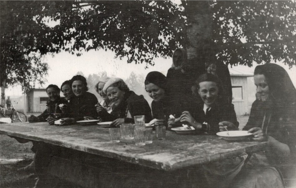 Hjälpredorna kan pusta ut då utställningen är över, tredje från vänster är Svea Ådjers, sedan Elin Gullmes, okänd, Ingrid Mannfolk, Linnea Dåhli och Irene Ingves.